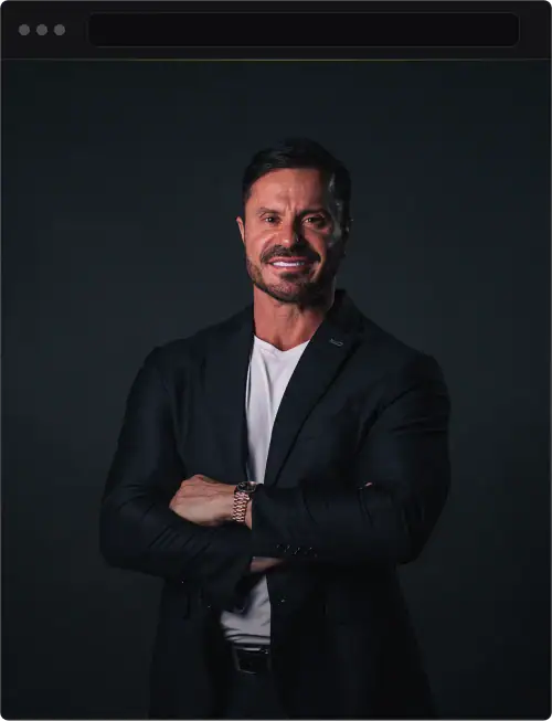Imagem de um homem confiante com braços cruzados, vestindo terno preto, promovendo o Plano V-Shape p.