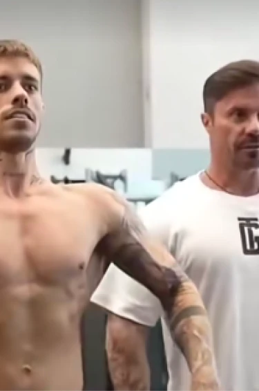 Homem com corpo definido após procedimento V-Shape.